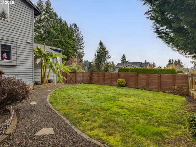 a view of a backyard