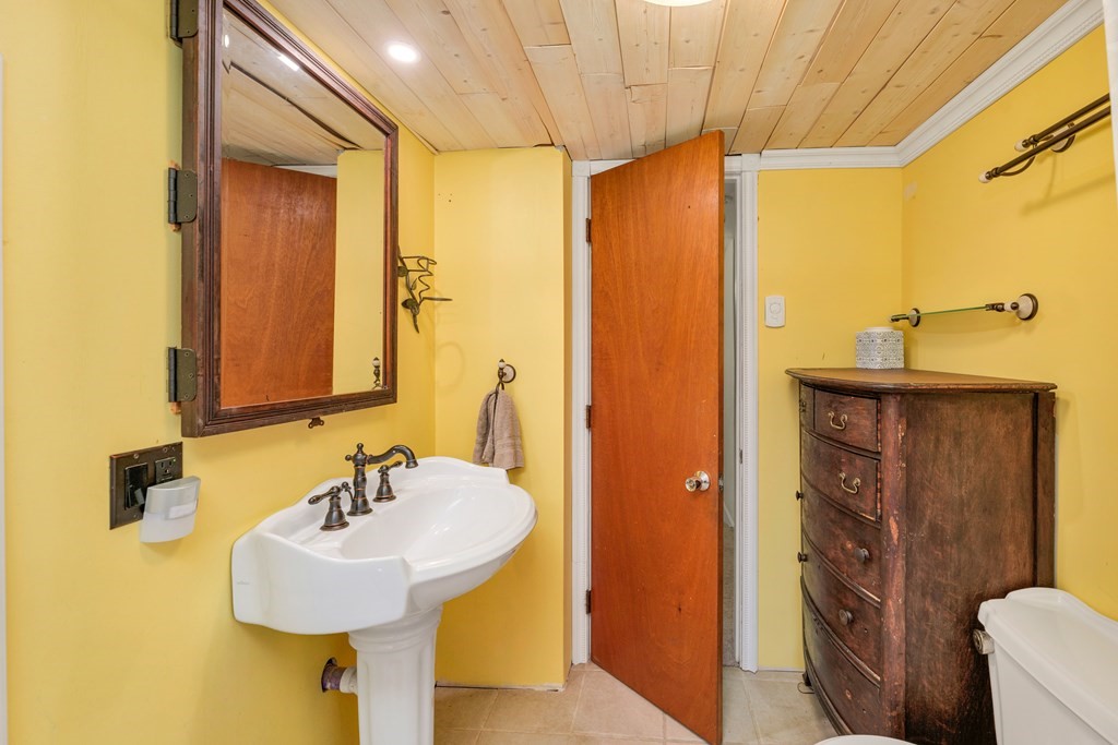 241 Calef Highway Lee, NH 03861 - Photo 33 of 40