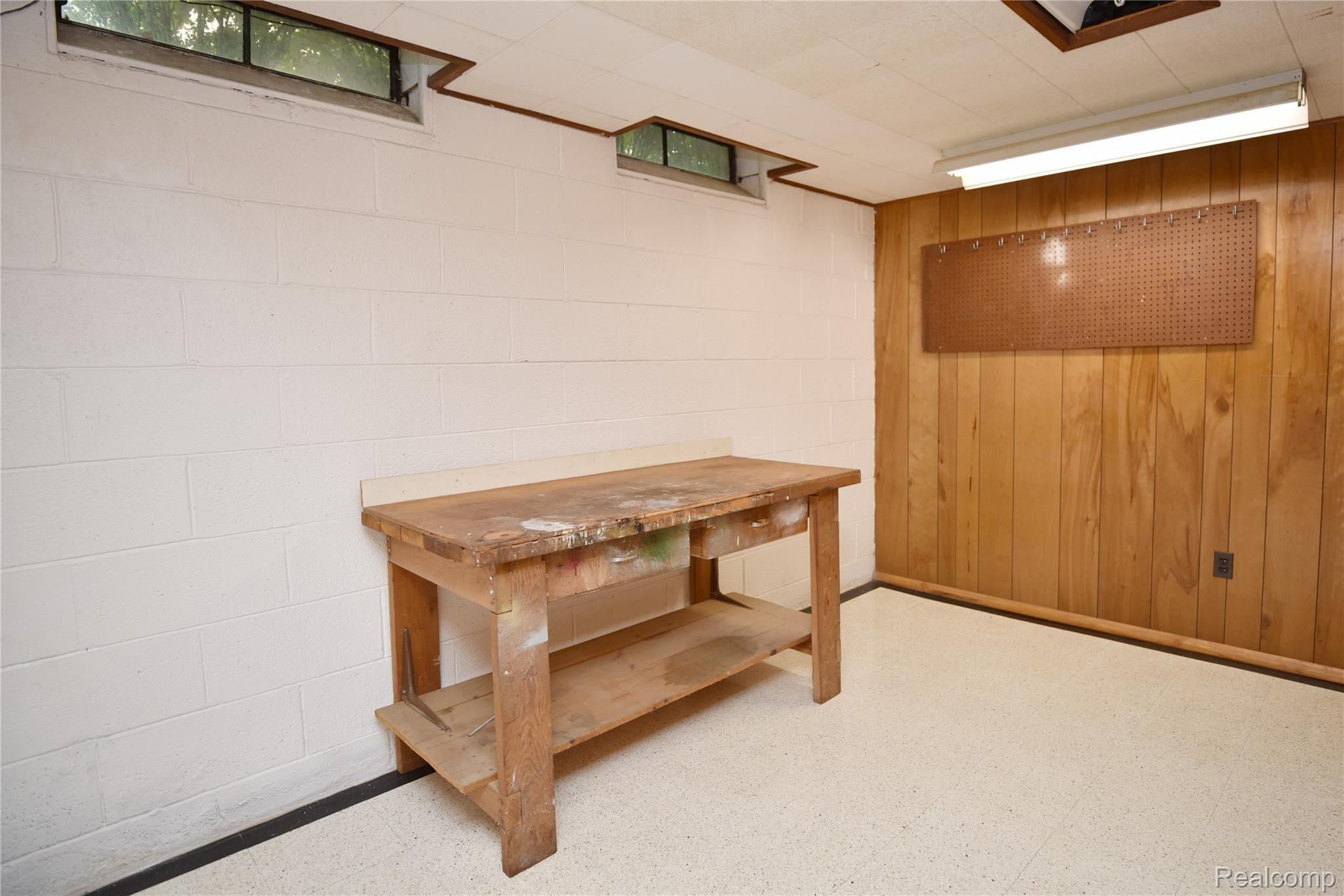 909 Tottenham Road Birmingham, MI 48009 - Photo 29 of 38 Workroom + Project Bench
