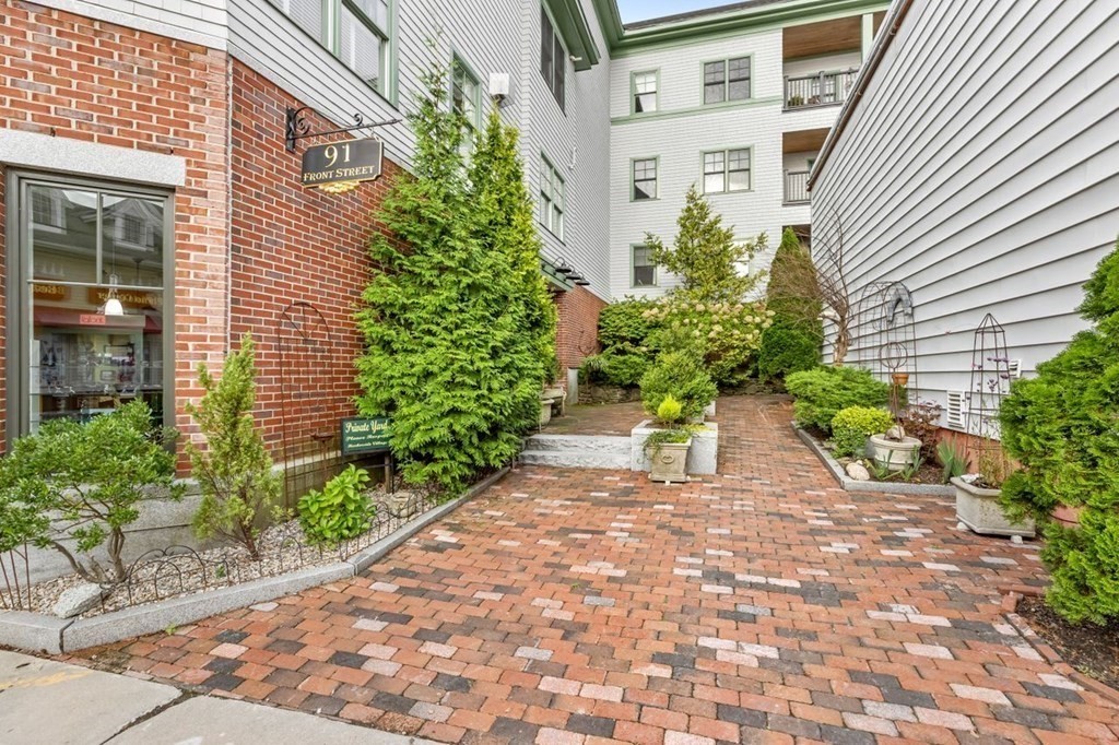 91 Front Street, Unit 104 Scituate, MA 02066 - Photo 24 of 26 a view of a back yard of the house