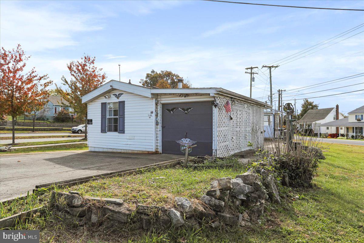 111 North Fairfax Boulevard Ranson, WV 25438 - Photo 29 of 32 a backyard of a house