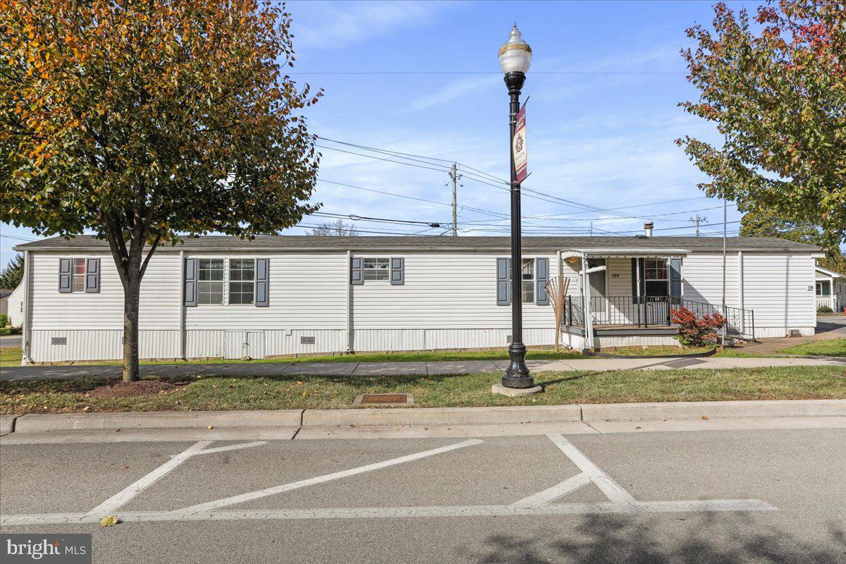 111 North Fairfax Boulevard Ranson, WV 25438 - Photo 4 of 32 a front view of a house with a garden