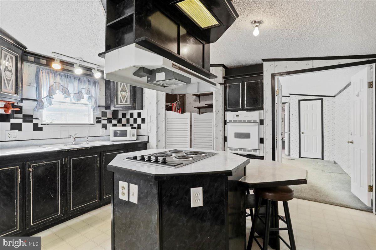 111 North Fairfax Boulevard Ranson, WV 25438 - Photo 10 of 32 a kitchen with a table chairs and stove
