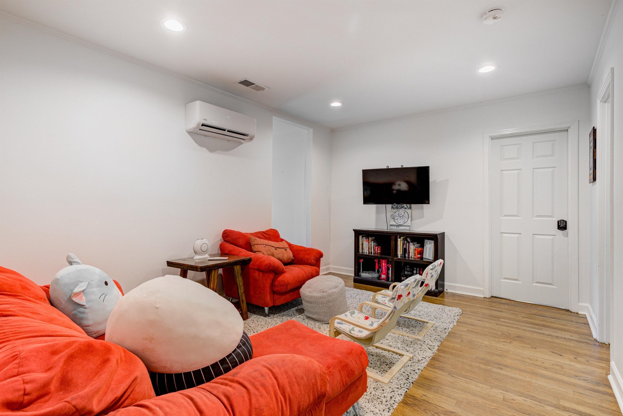 8929 Rocky Point Road Cordova, TN 38018 - Photo 22 of 37 a living room with furniture and a flat screen tv