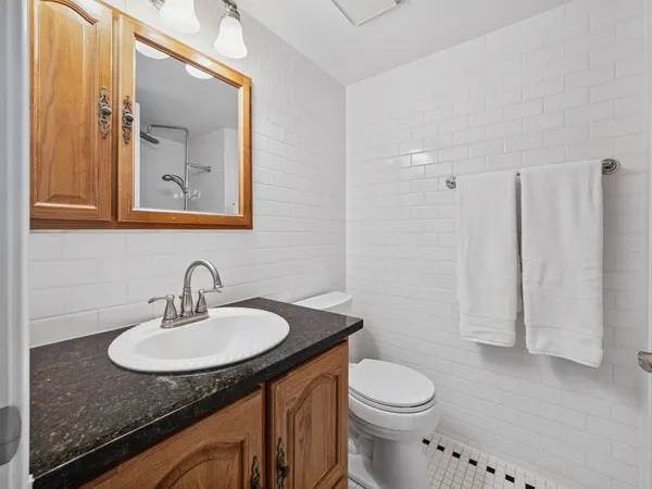 $325,000 | 276 Old Barn Road, Unit 276B, Barrington, IL 60010