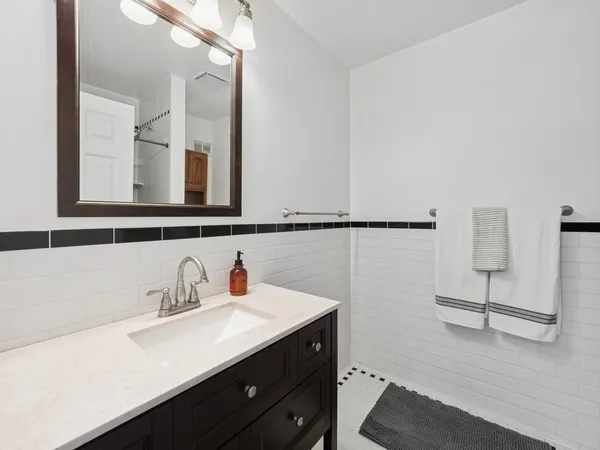 $325,000 | 276 Old Barn Road, Unit 276B, Barrington, IL 60010