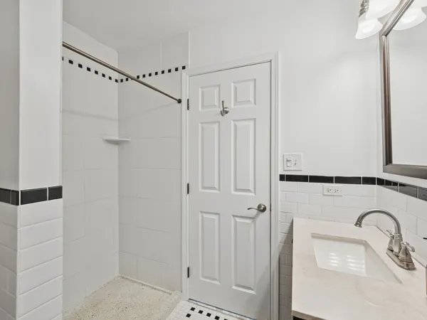 $325,000 | 276 Old Barn Road, Unit 276B, Barrington, IL 60010