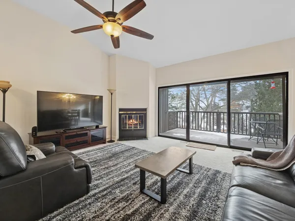 $325,000 | 276 Old Barn Road, Unit 276B, Barrington, IL 60010