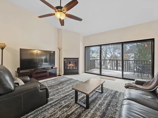 $350,000 | 276 Old Barn Road, Unit 276B, Barrington, IL 60010