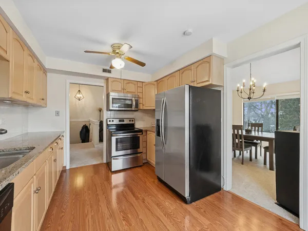 $325,000 | 276 Old Barn Road, Unit 276B, Barrington, IL 60010