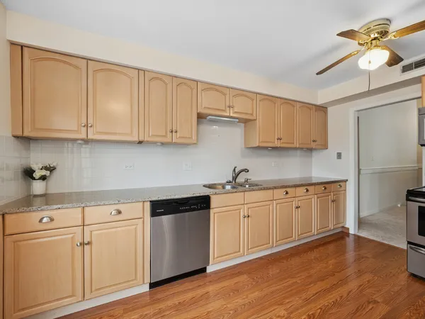 $325,000 | 276 Old Barn Road, Unit 276B, Barrington, IL 60010