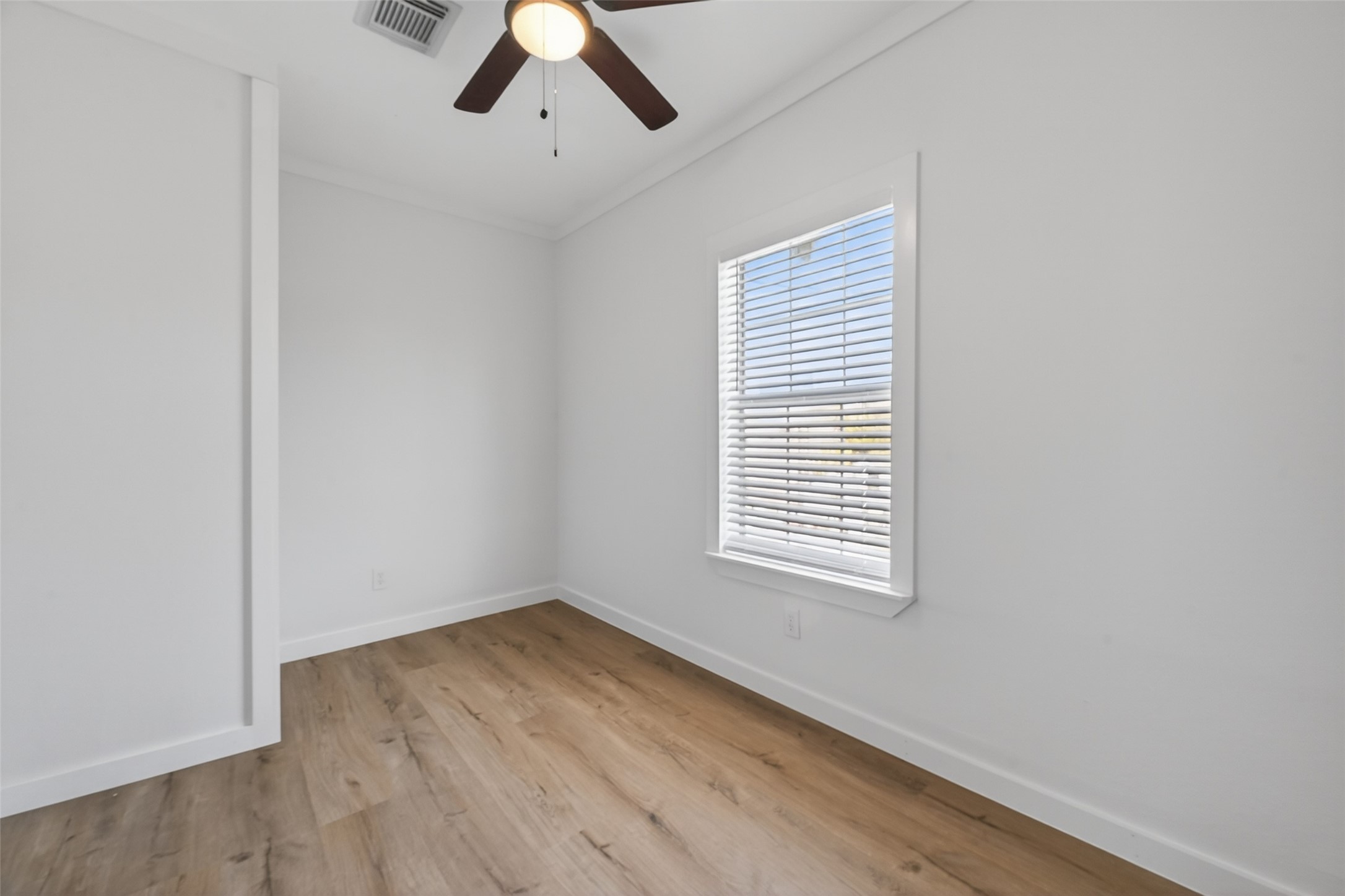 2202 Hutchins Street, Unit D Houston, TX 77003 - Photo 19 of 33 an empty room with a window