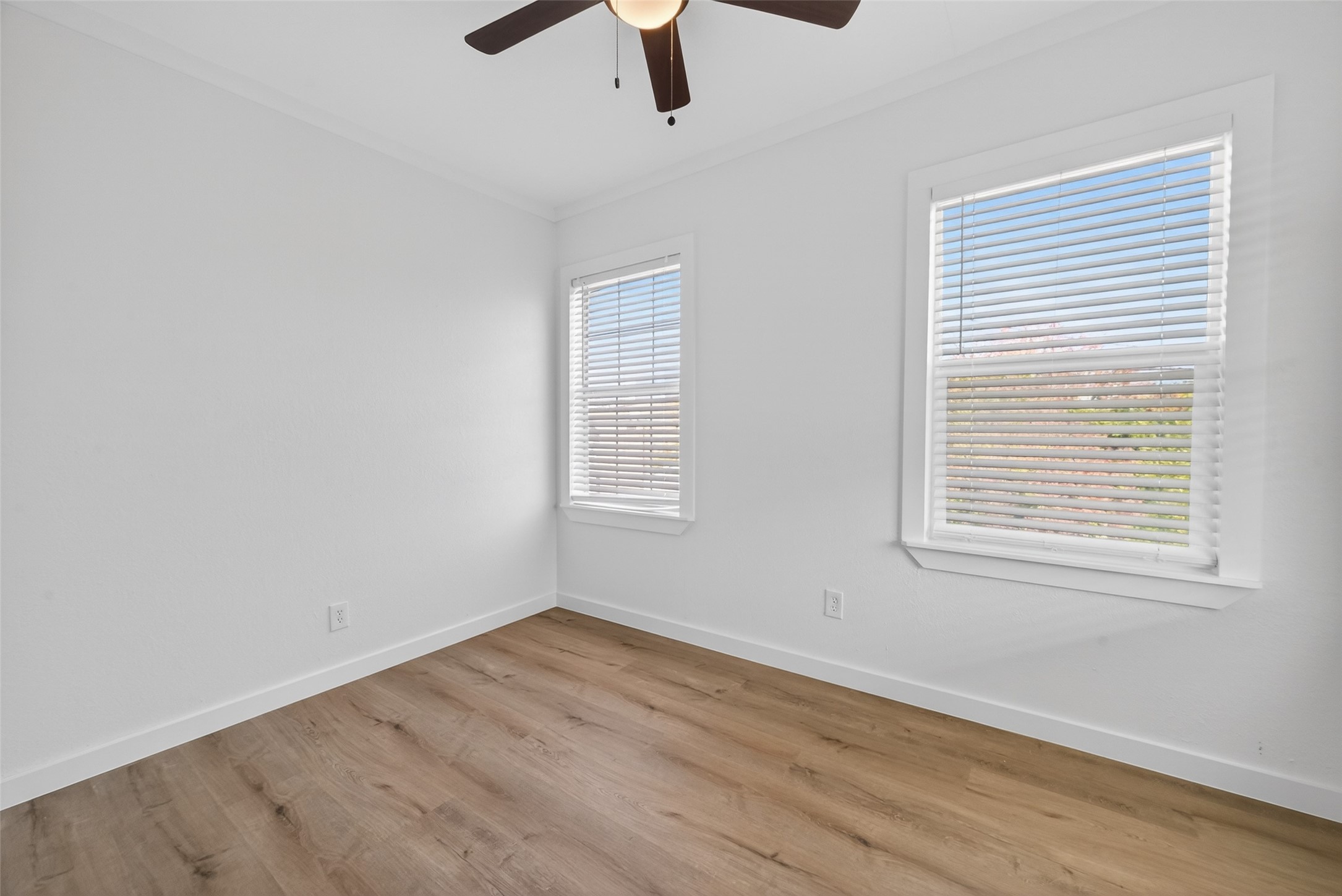 2202 Hutchins Street, Unit D Houston, TX 77003 - Photo 22 of 33 an empty room with a window