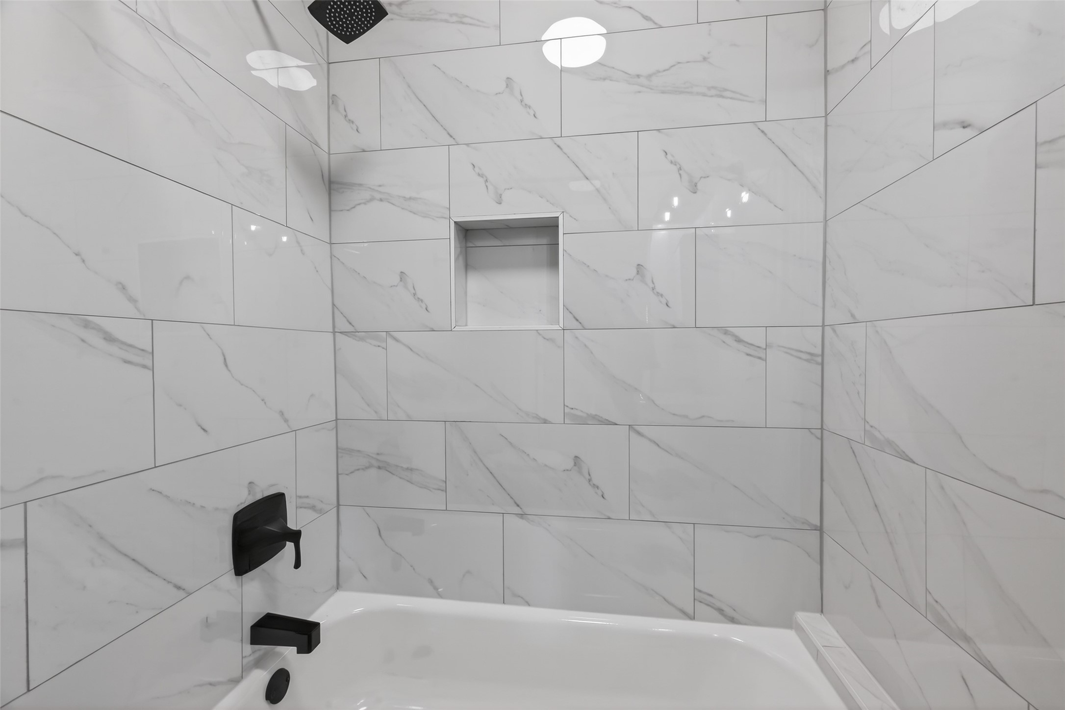 2202 Hutchins Street, Unit D Houston, TX 77003 - Photo 24 of 33 a bathroom with a bathtub