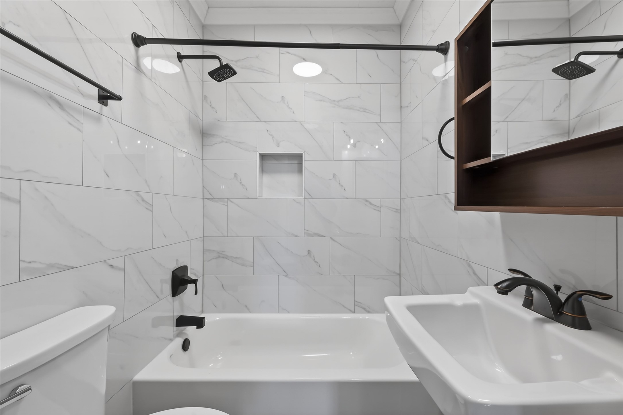 2202 Hutchins Street, Unit D Houston, TX 77003 - Photo 29 of 39 a bathroom with a sink a toilet and bathtub