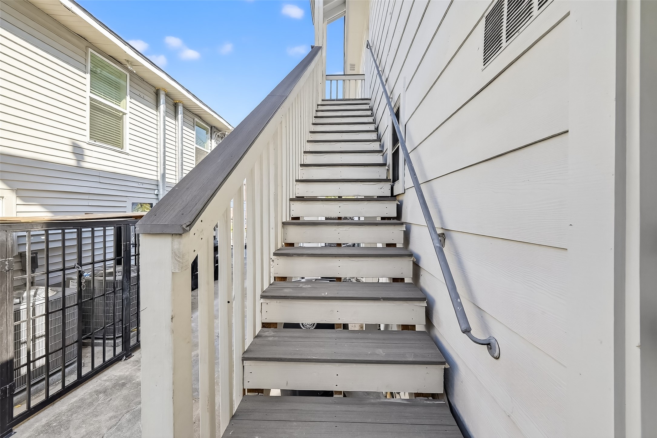 2202 Hutchins Street, Unit D Houston, TX 77003 - Photo 32 of 39 a view of entryway