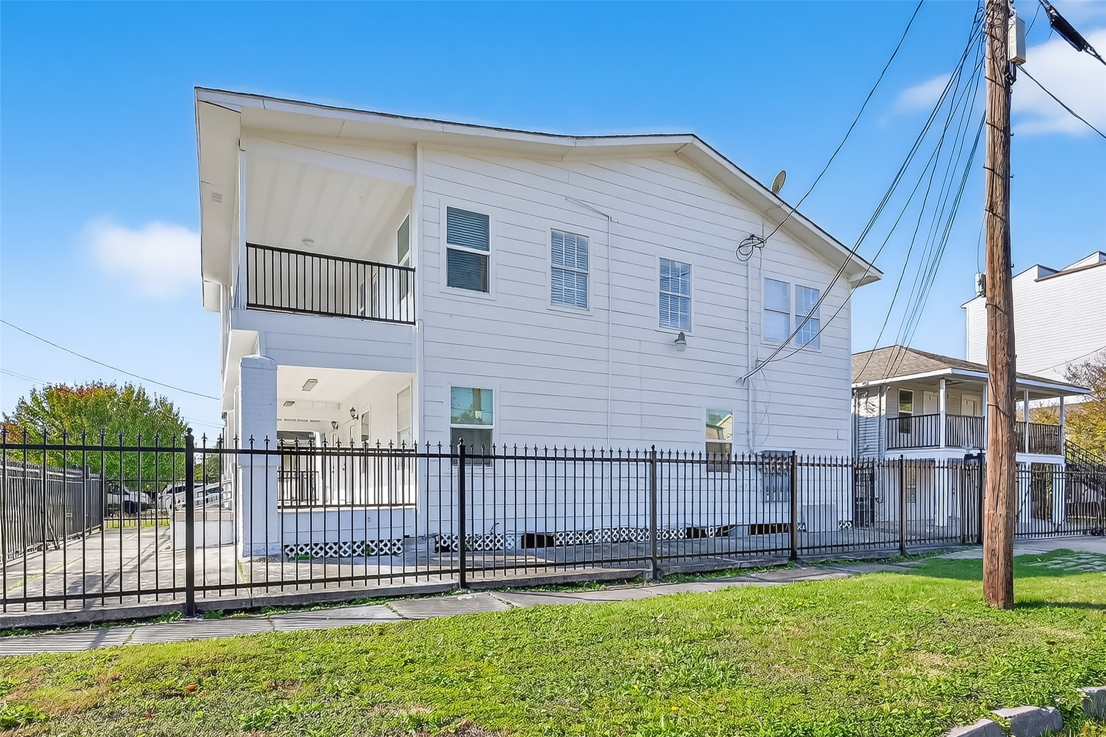 2202 Hutchins Street, Unit D Houston, TX 77003 - Photo 35 of 39 a view of a house with a yard and deck