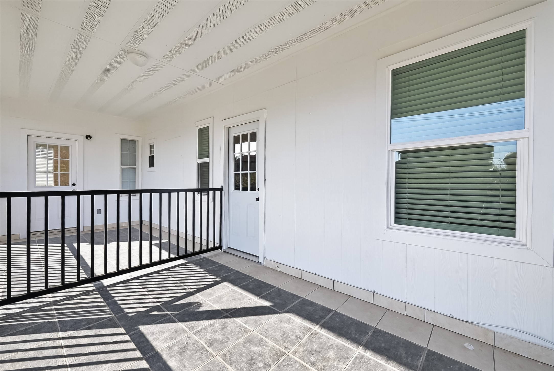 2202 Hutchins Street, Unit D Houston, TX 77003 - Photo 5 of 39 a view of a balcony
