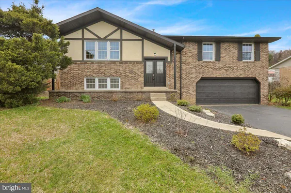 $400,000 | 2 Courtleigh Place, Reading, PA 19606