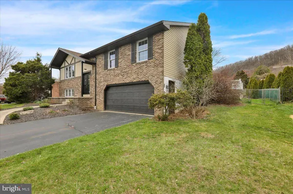 $400,000 | 2 Courtleigh Place, Reading, PA 19606