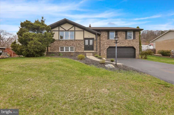 $400,000 | 2 Courtleigh Place, Reading, PA 19606