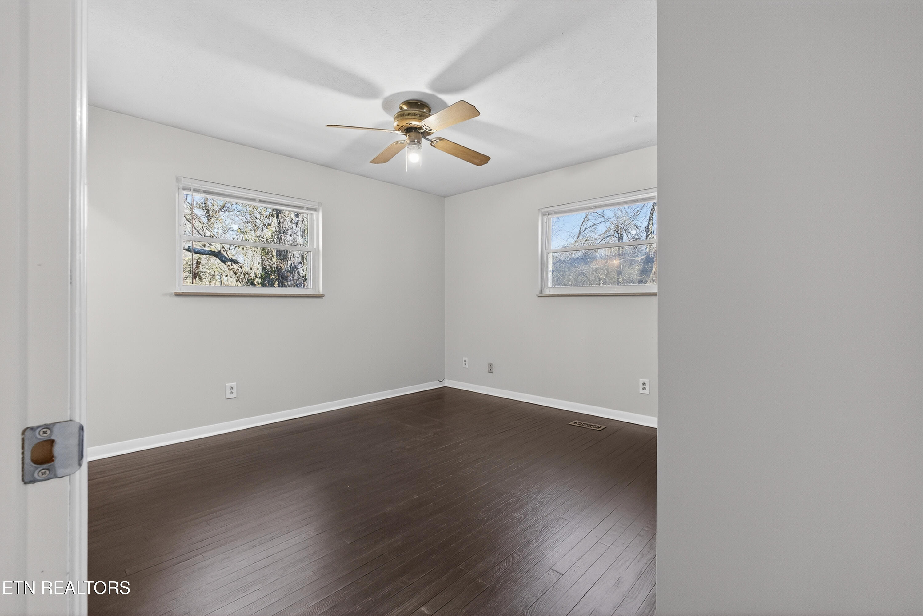 98 Oklahoma Avenue Oak Ridge, TN 37830 - Photo 13 of 40 Upstairs primary bedroom