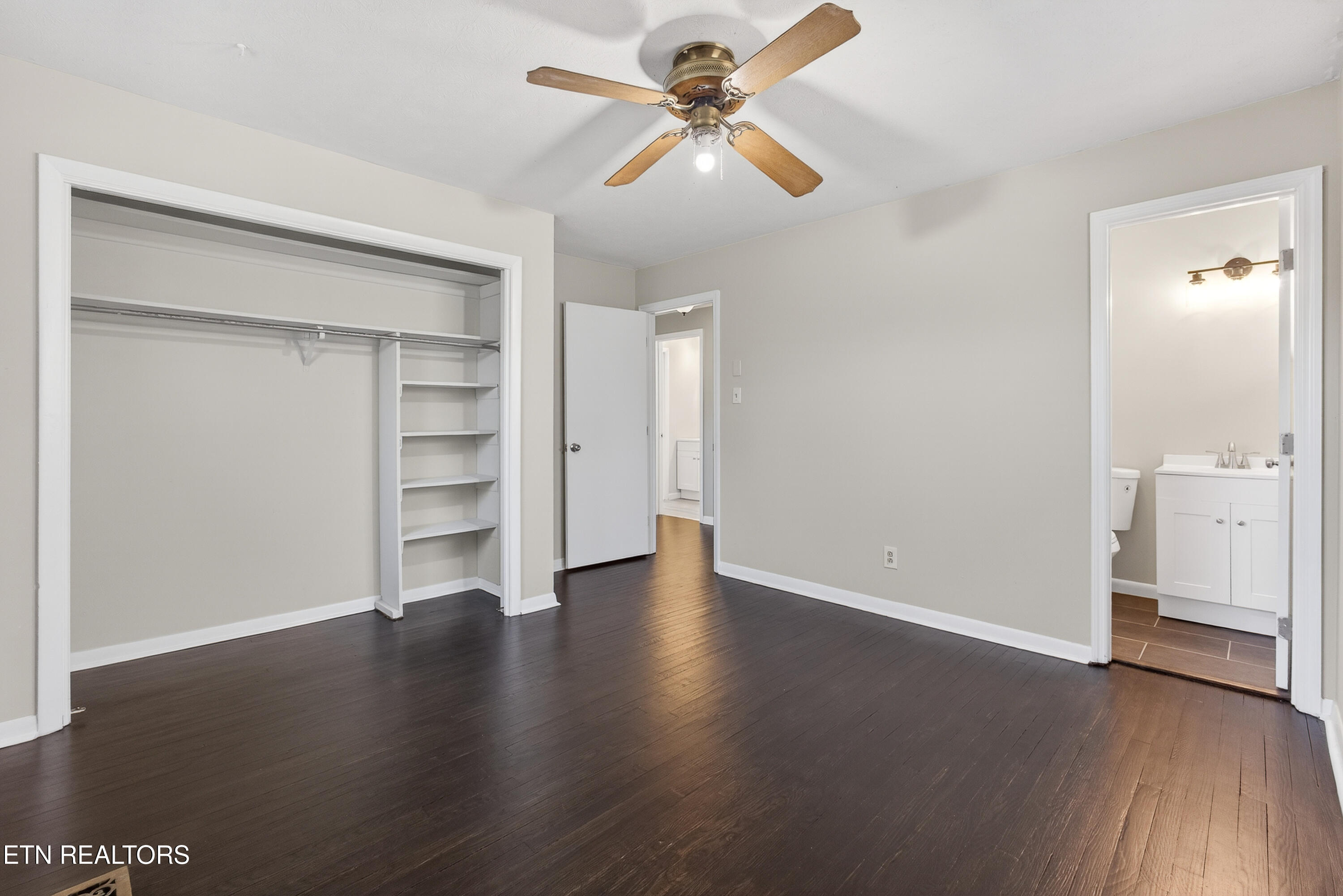 98 Oklahoma Avenue Oak Ridge, TN 37830 - Photo 14 of 40 Primary bedroom