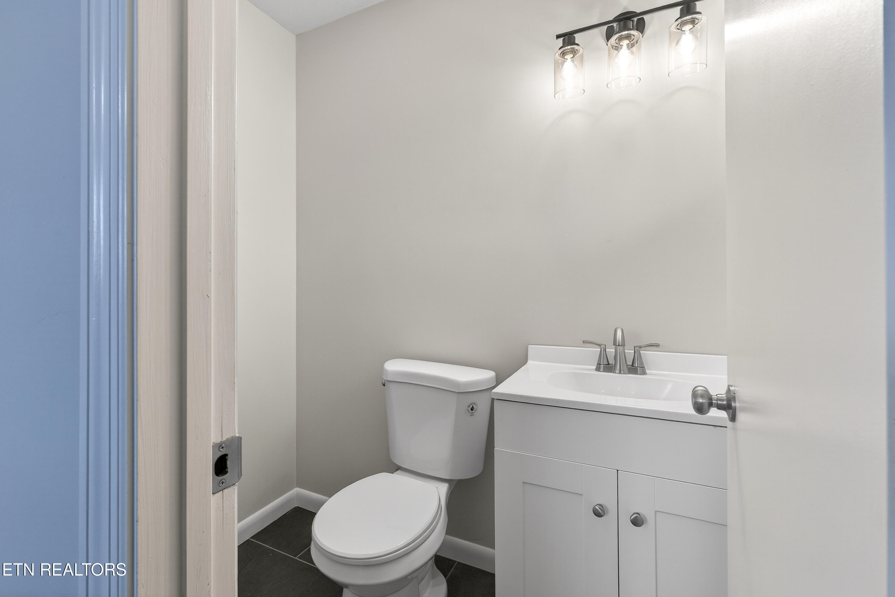 98 Oklahoma Avenue Oak Ridge, TN 37830 - Photo 15 of 40 Primary bathroom