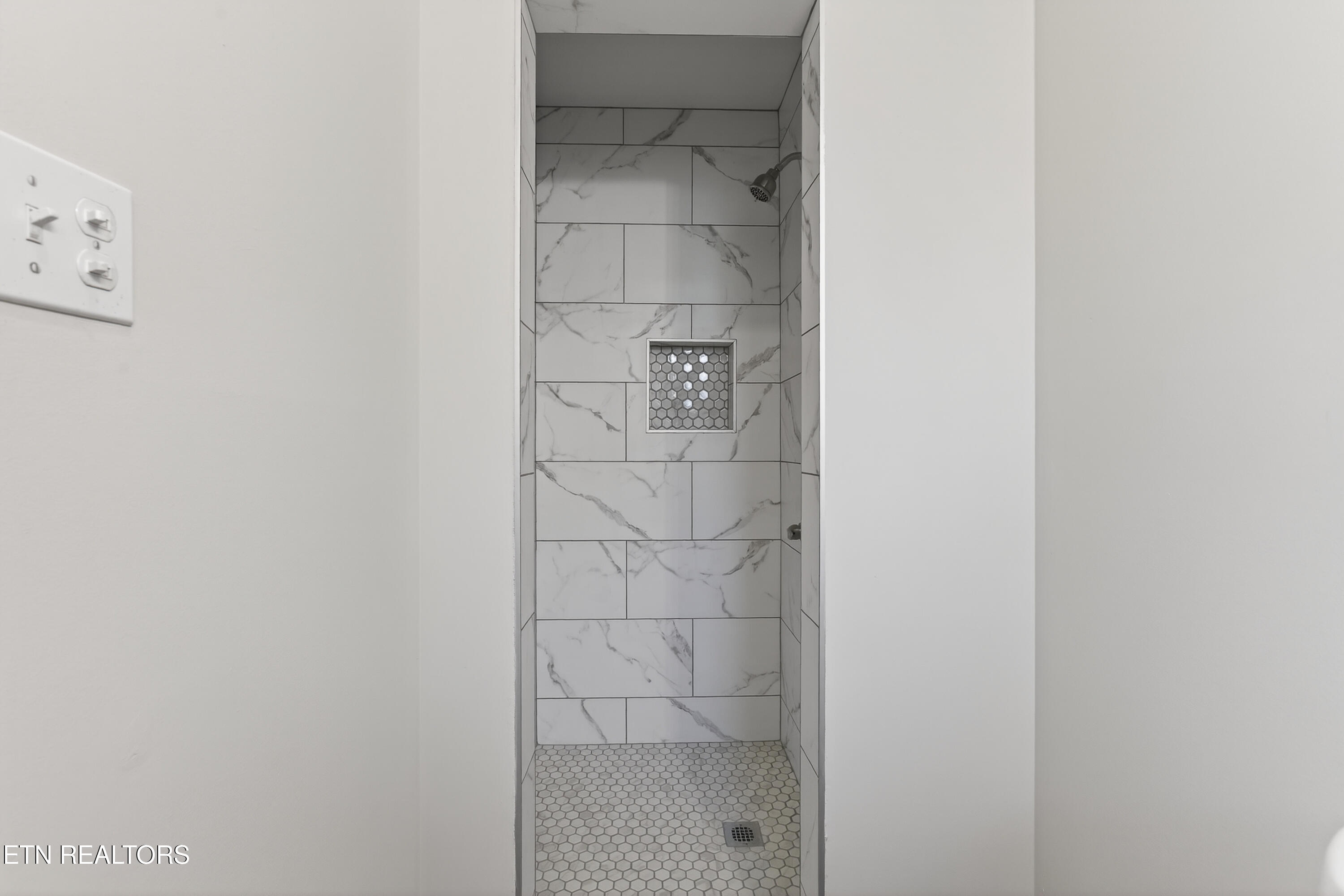 98 Oklahoma Avenue Oak Ridge, TN 37830 - Photo 16 of 40 Primary shower