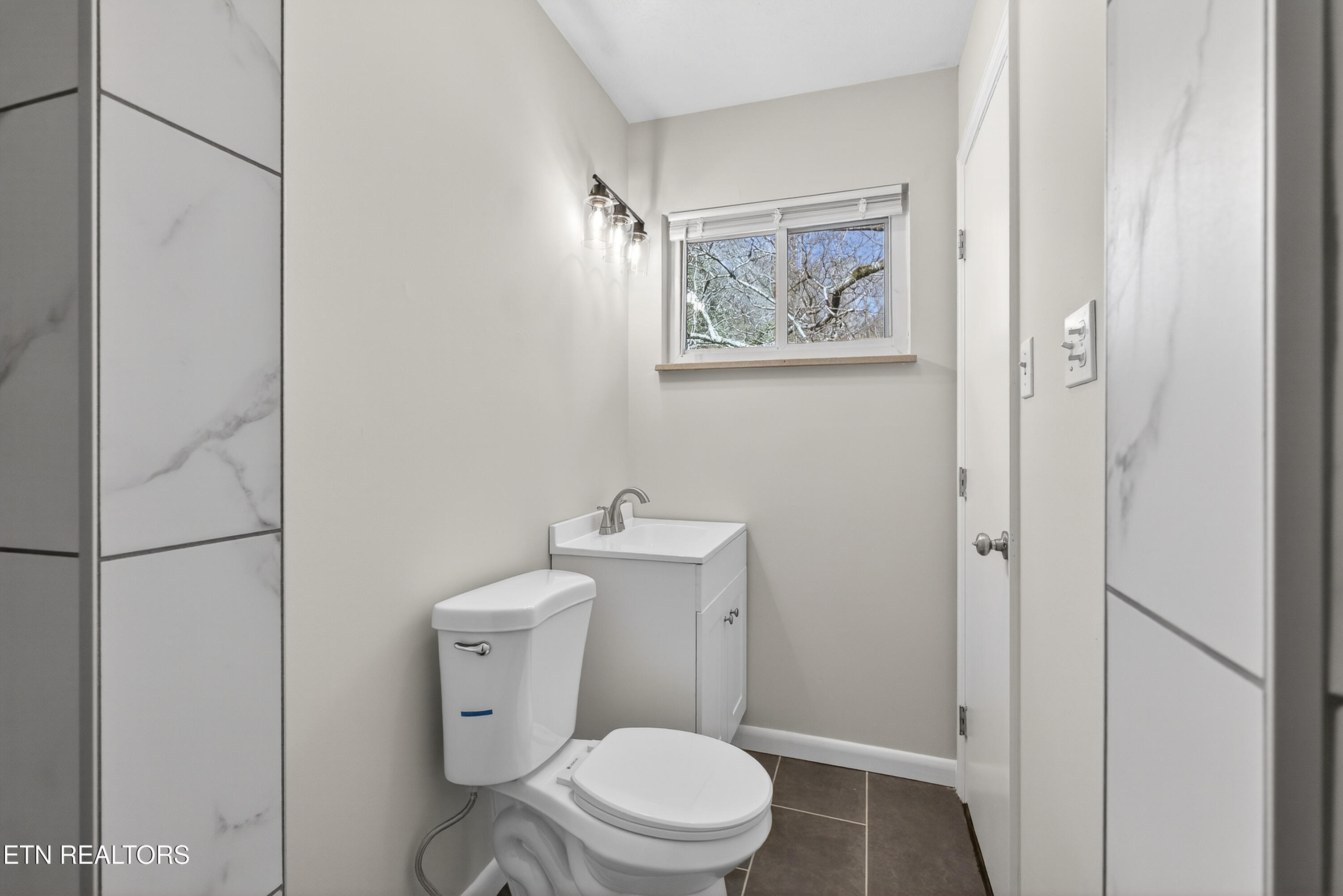 98 Oklahoma Avenue Oak Ridge, TN 37830 - Photo 17 of 40 Primary bathroom