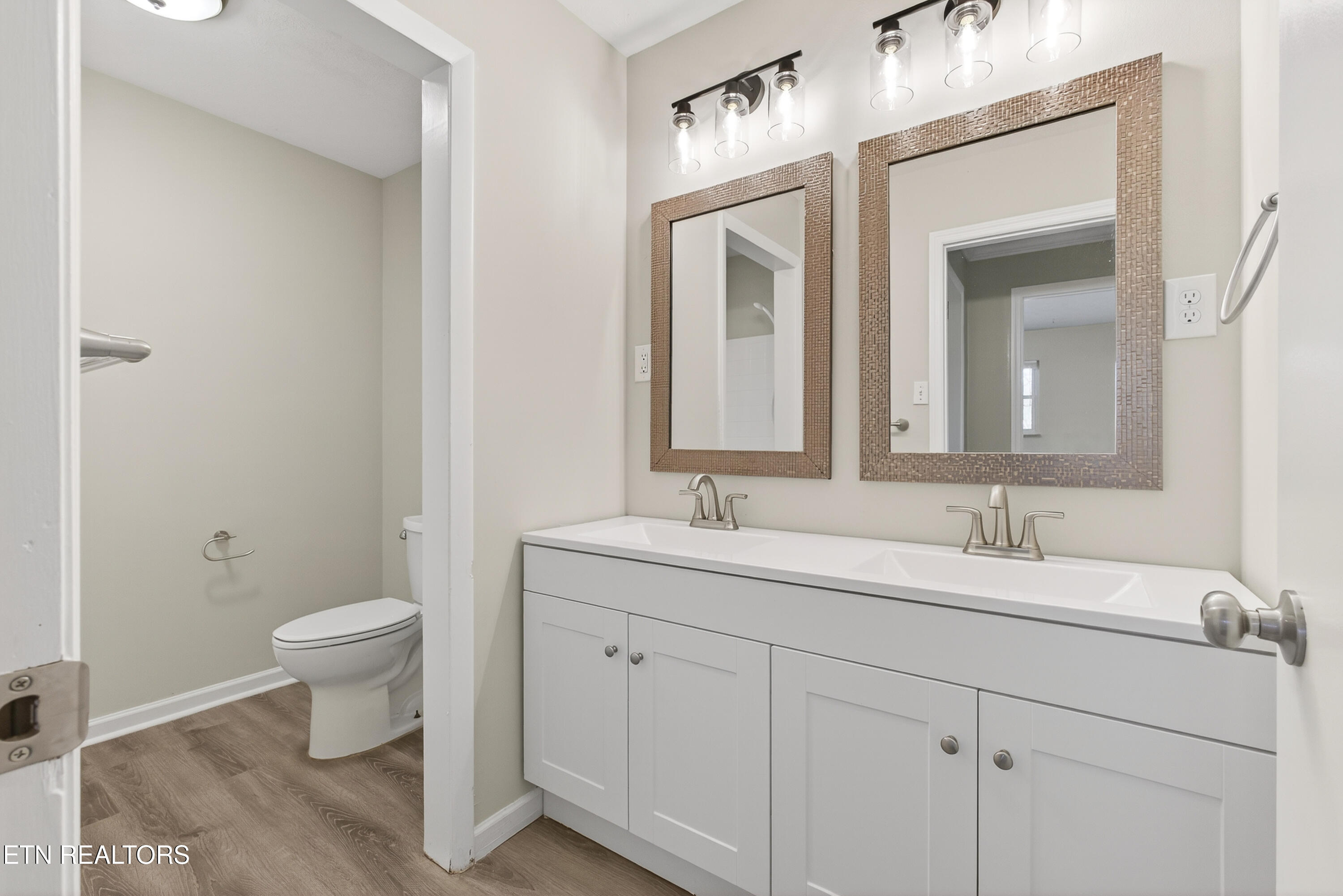 98 Oklahoma Avenue Oak Ridge, TN 37830 - Photo 20 of 40 Hall Bathroom