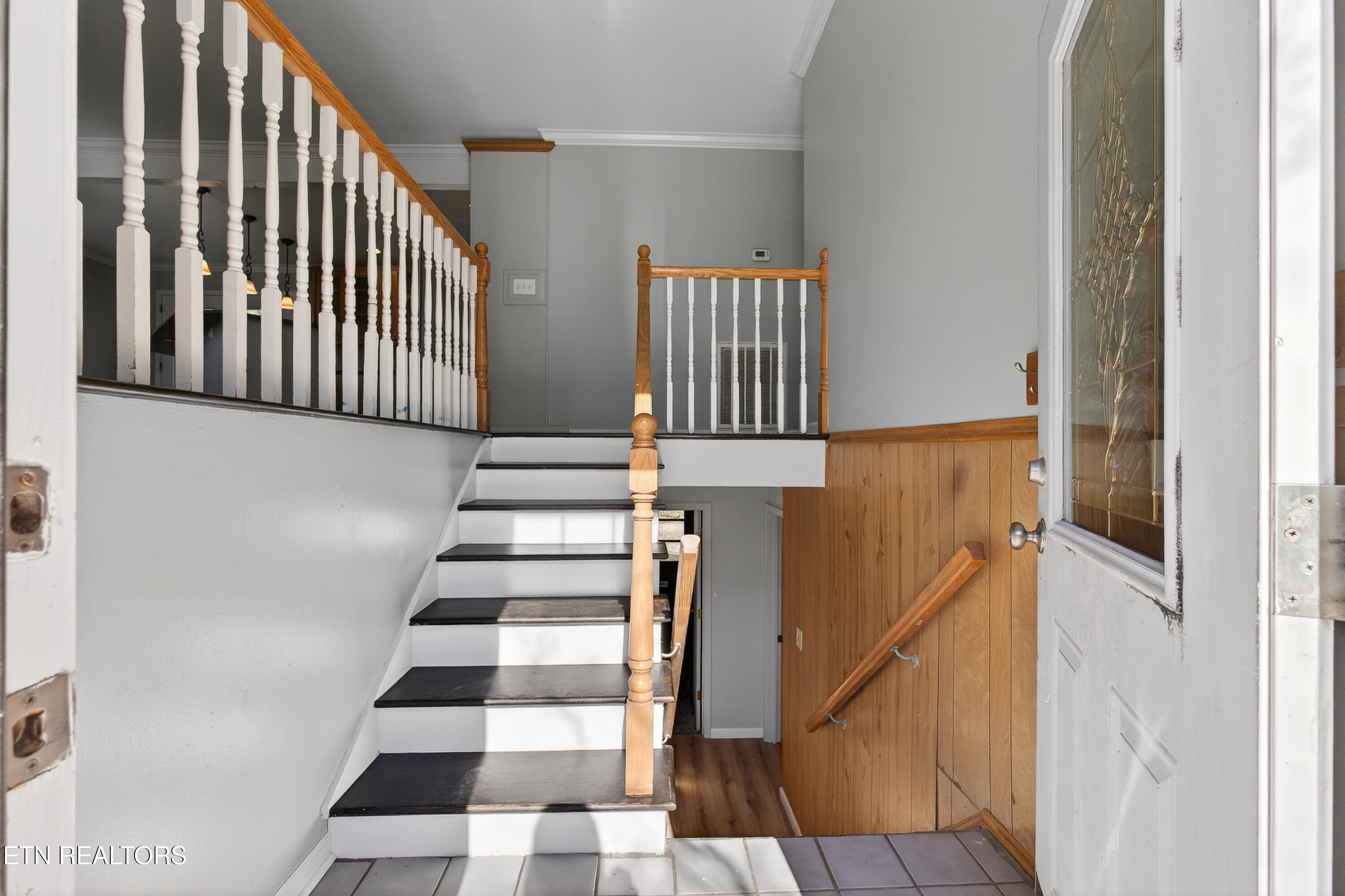 98 Oklahoma Avenue Oak Ridge, TN 37830 - Photo 2 of 40 Foyer