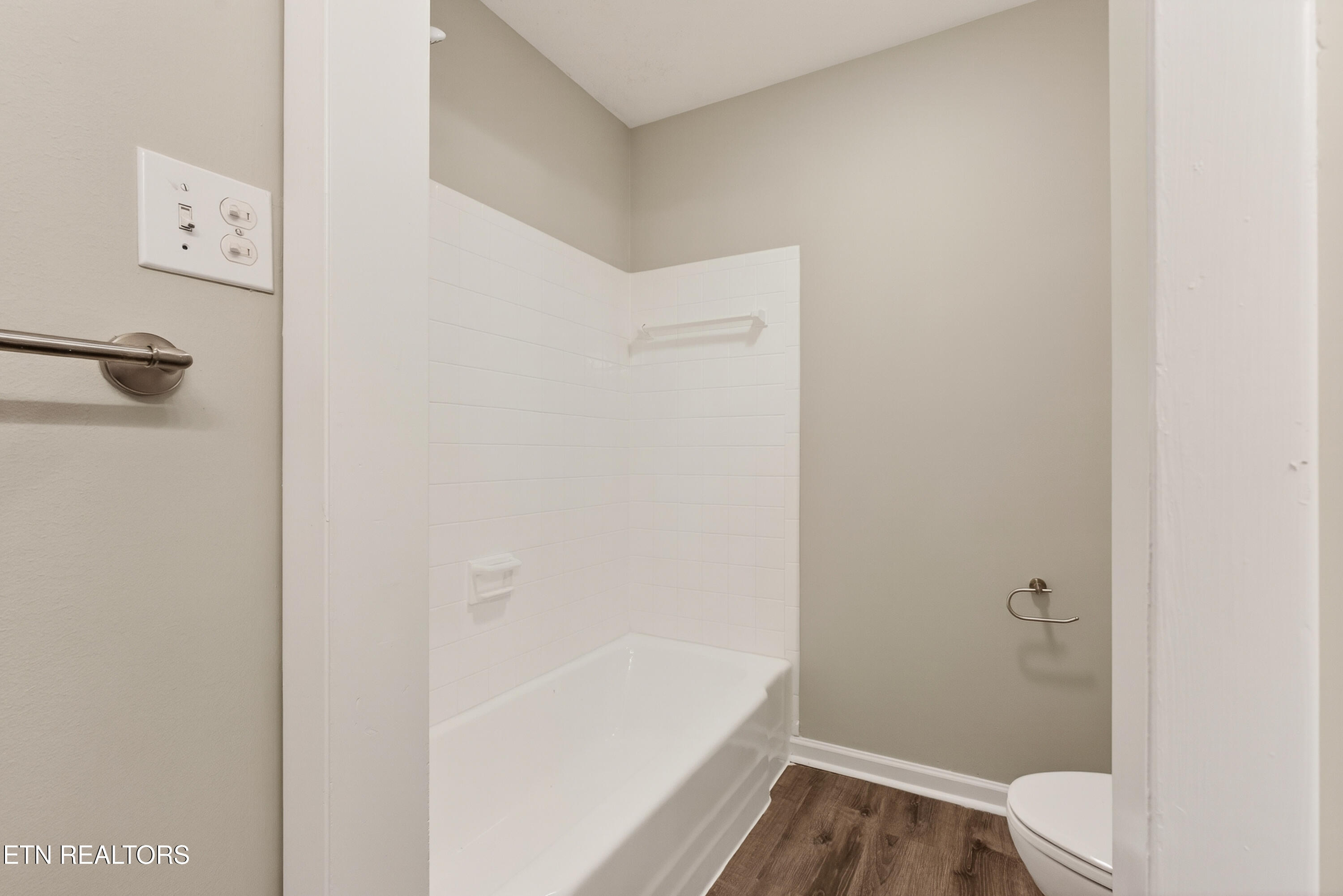 98 Oklahoma Avenue Oak Ridge, TN 37830 - Photo 21 of 40 Hall Bathroom