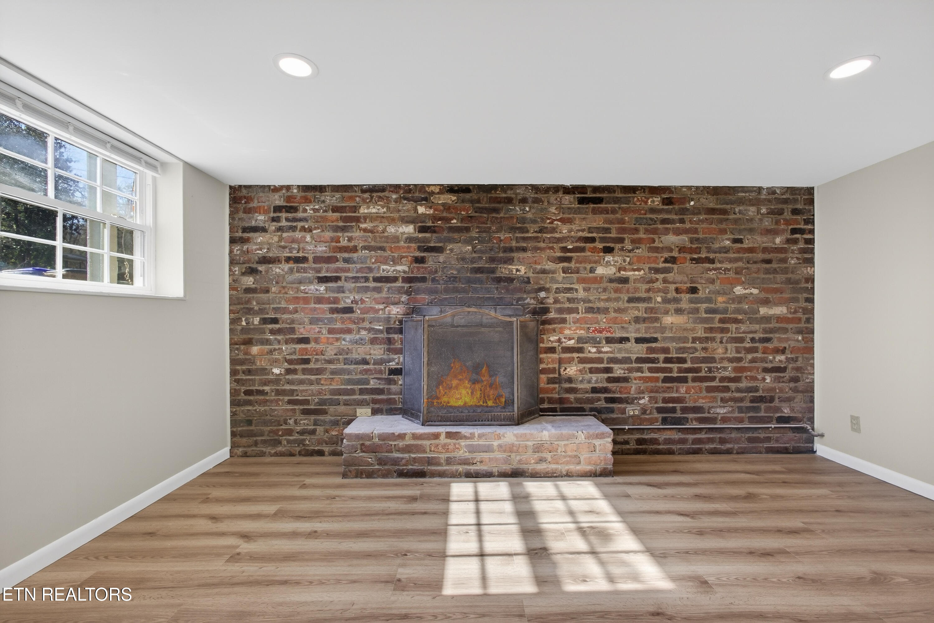 98 Oklahoma Avenue Oak Ridge, TN 37830 - Photo 26 of 40 Fireplace