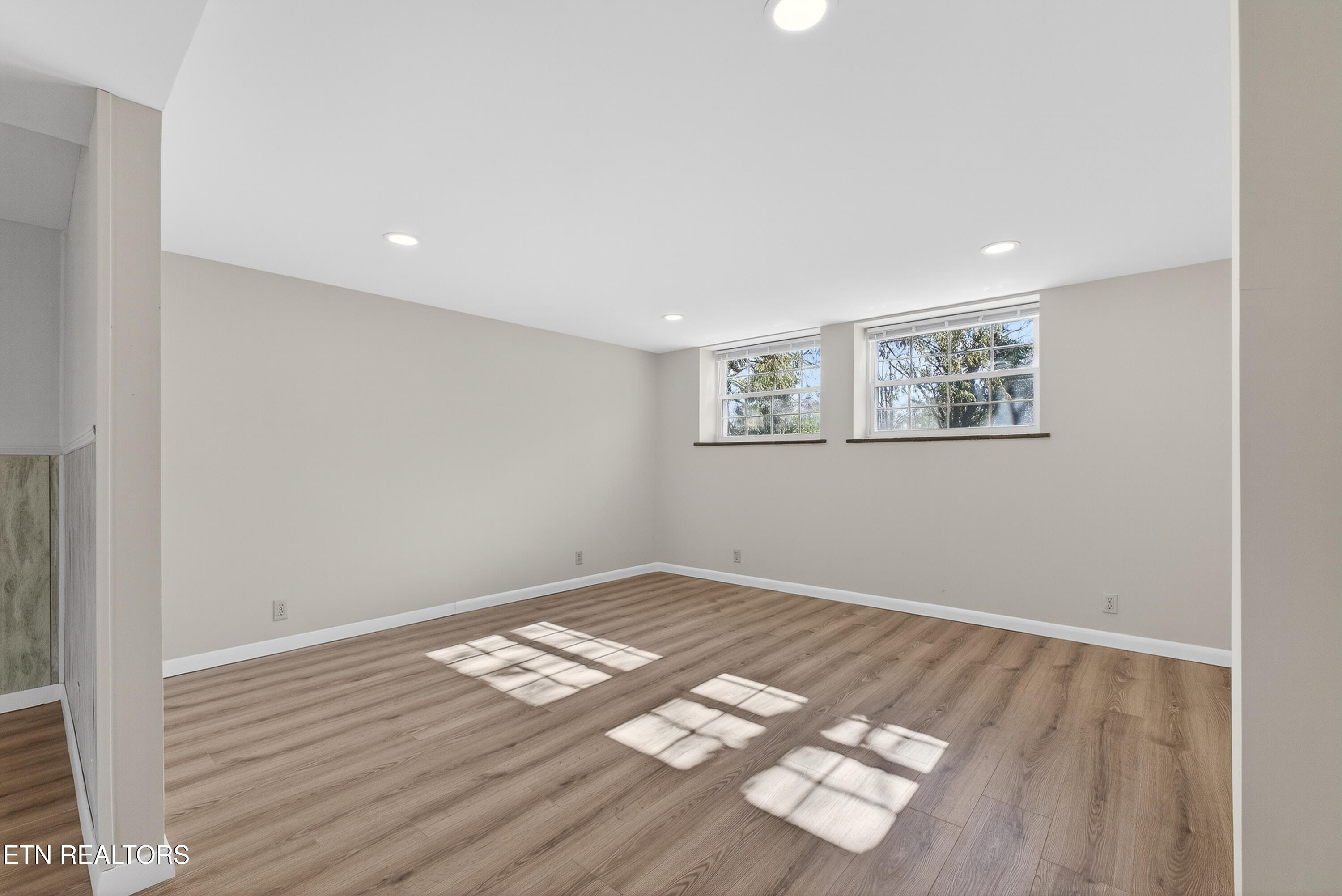 98 Oklahoma Avenue Oak Ridge, TN 37830 - Photo 29 of 40 Large bedroom suite