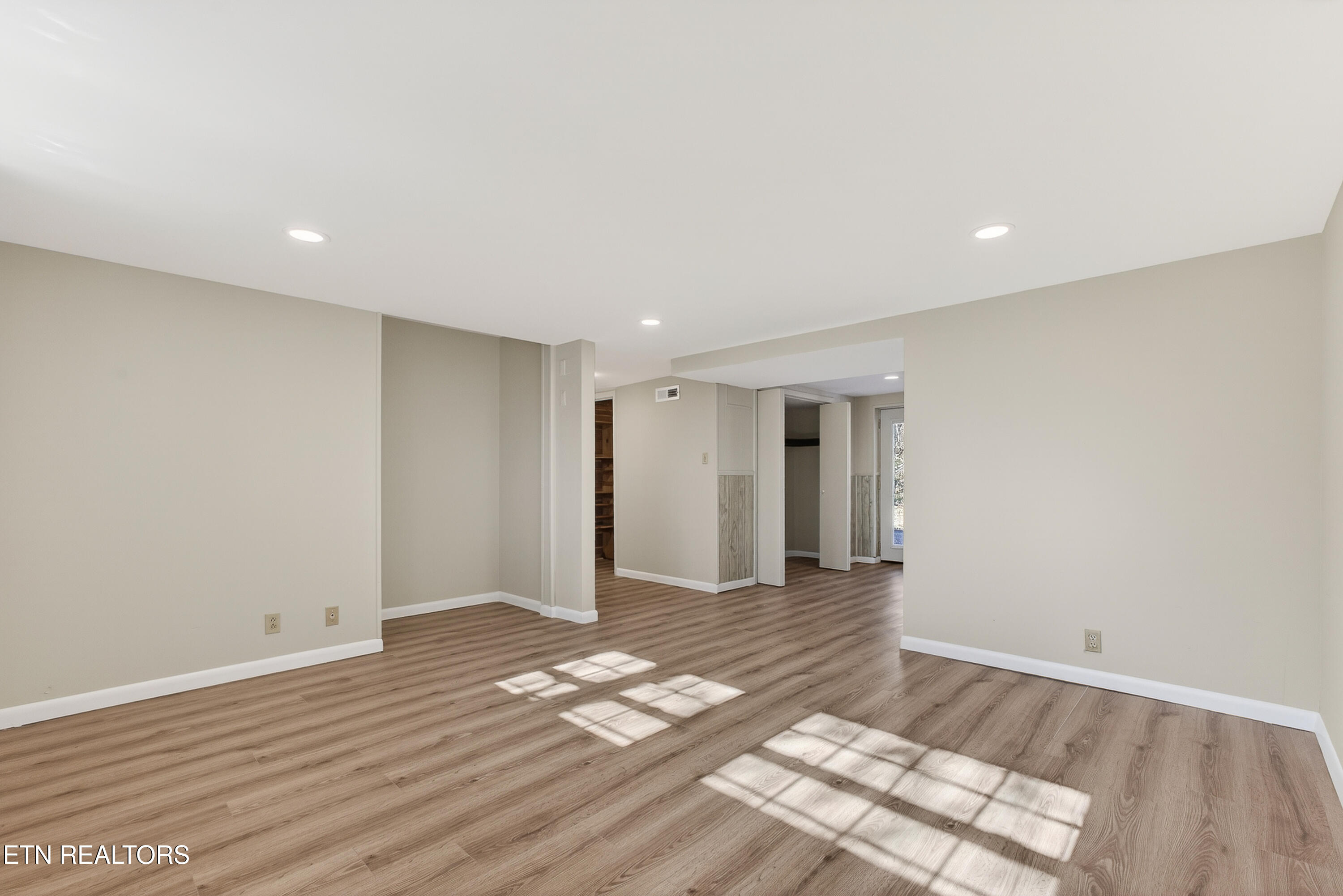 98 Oklahoma Avenue Oak Ridge, TN 37830 - Photo 30 of 40 Large bedroom 3