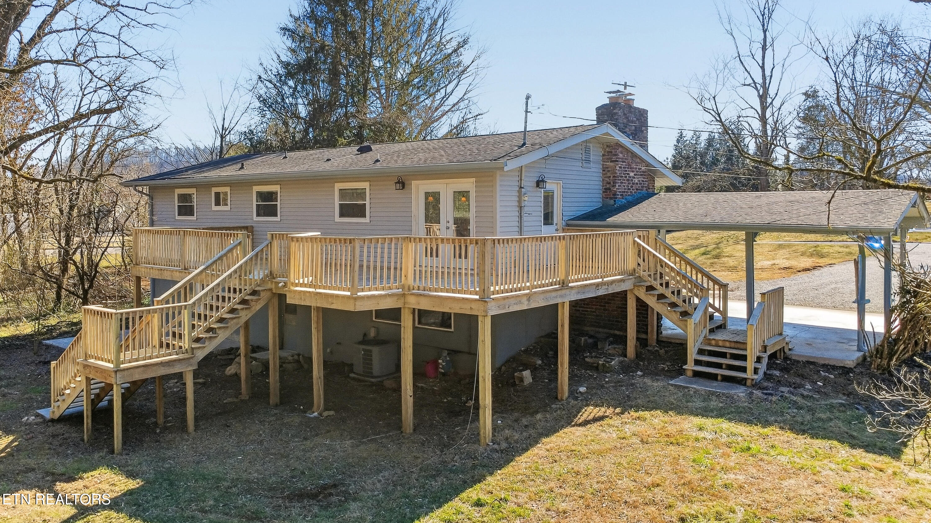 98 Oklahoma Avenue Oak Ridge, TN 37830 - Photo 32 of 40 Large deck