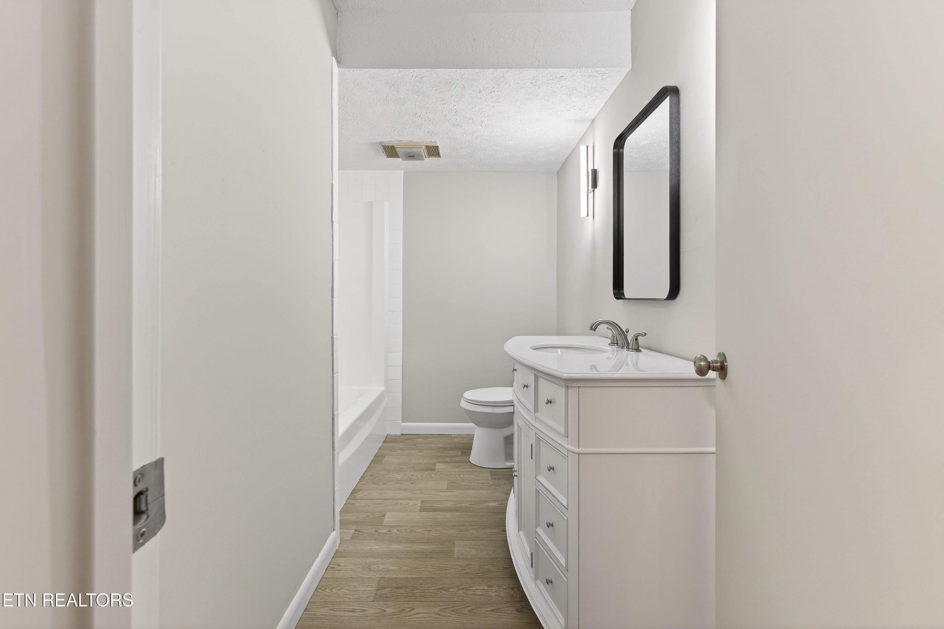98 Oklahoma Avenue Oak Ridge, TN 37830 - Photo 37 of 40 Downstairs ensuite bathroom