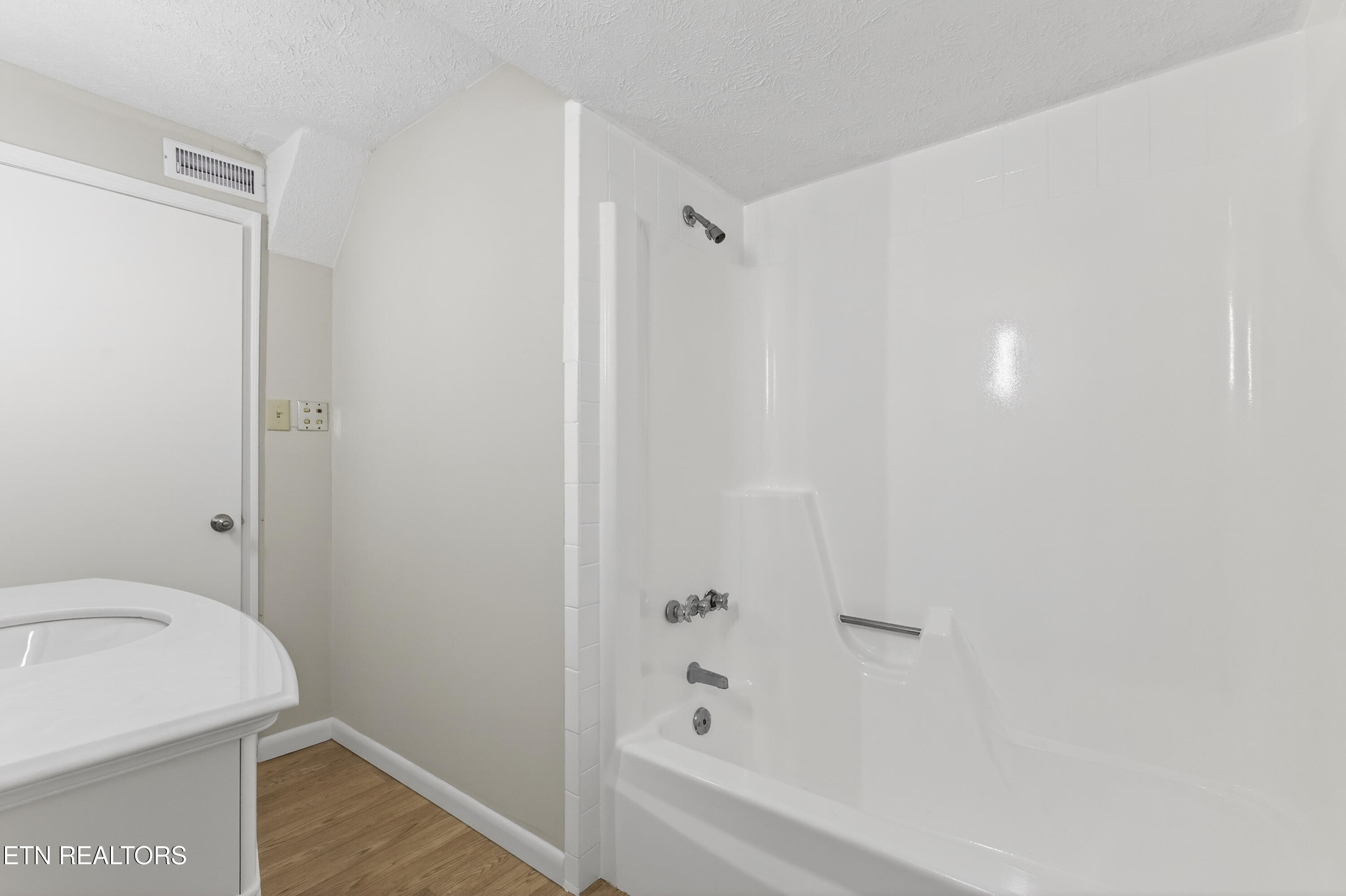 98 Oklahoma Avenue Oak Ridge, TN 37830 - Photo 38 of 40 Downstairs ensuite bathroom