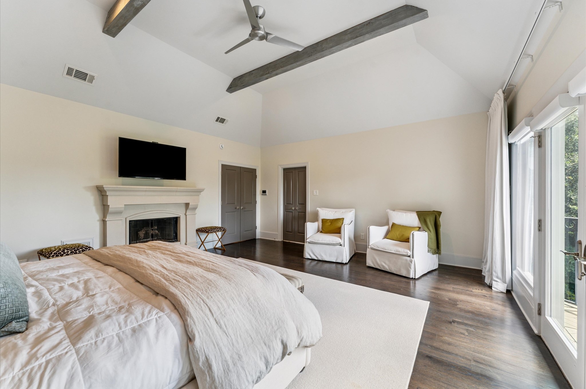 7 Marilane Street Houston, TX 77007 - Photo 21 of 45 a spacious bedroom with a bed and a flat screen tv