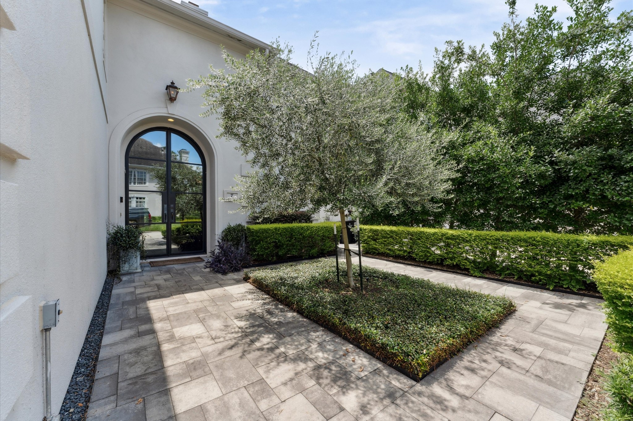 7 Marilane Street Houston, TX 77007 - Photo 3 of 45 a front view of a house with garden
