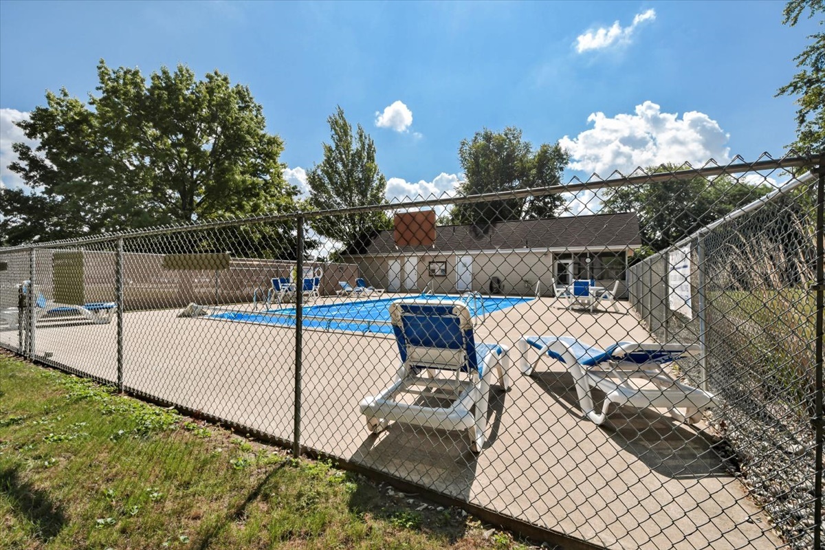 212 Spring Circle, Unit 212 Urbana, IL 61802 - Photo 18 of 22 a view of a terrace