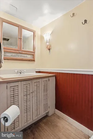 a view of entryway with workspace