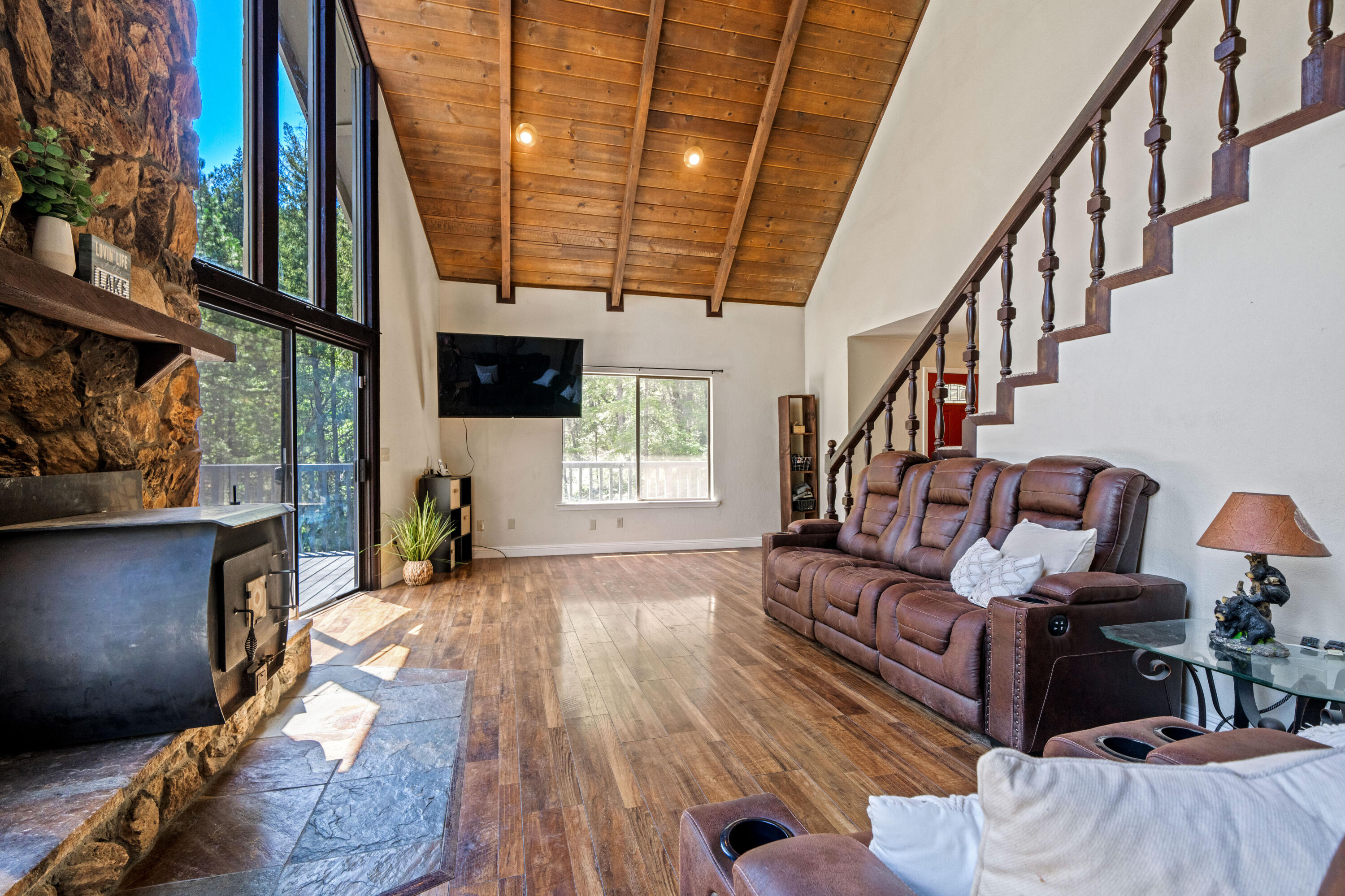 19610 Roaring Brook Way Lakehead, CA 96051 - Photo 15 of 58 a living room with furniture