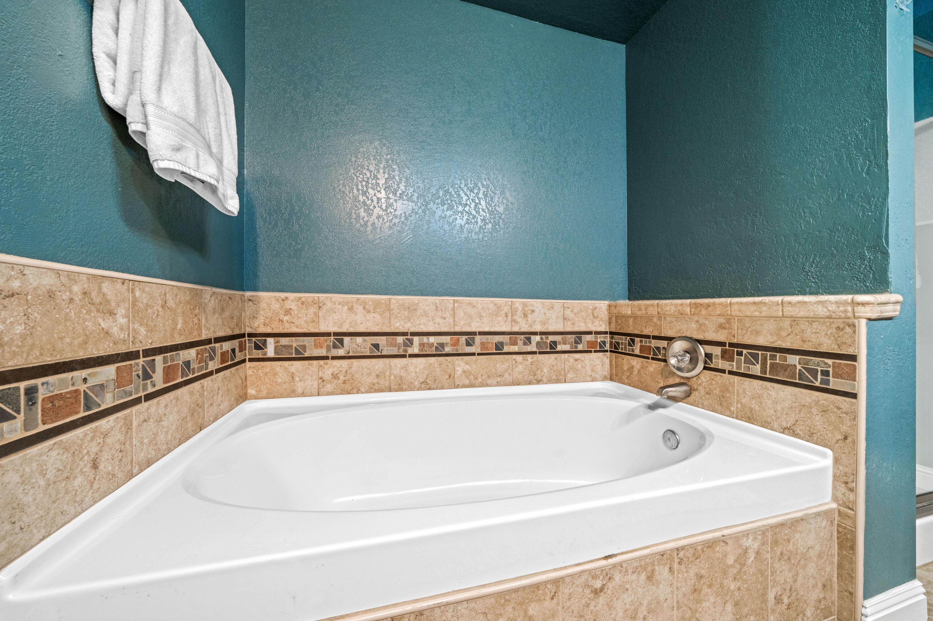 19610 Roaring Brook Way Lakehead, CA 96051 - Photo 37 of 58 a close view of a bath tub sitting in a bathroom