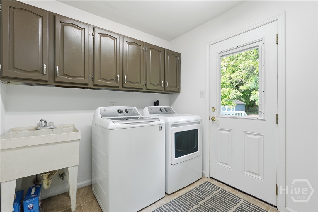 3 Rice Mill Drive Savannah, GA 31419 - Photo 20 of 37 A separate laundry room flows to the back yard and is used as a mudroom.
