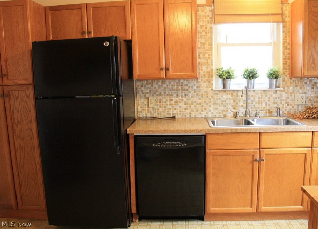 1388 Cranover Road Cleveland, OH 44124 - Photo 4 of 21