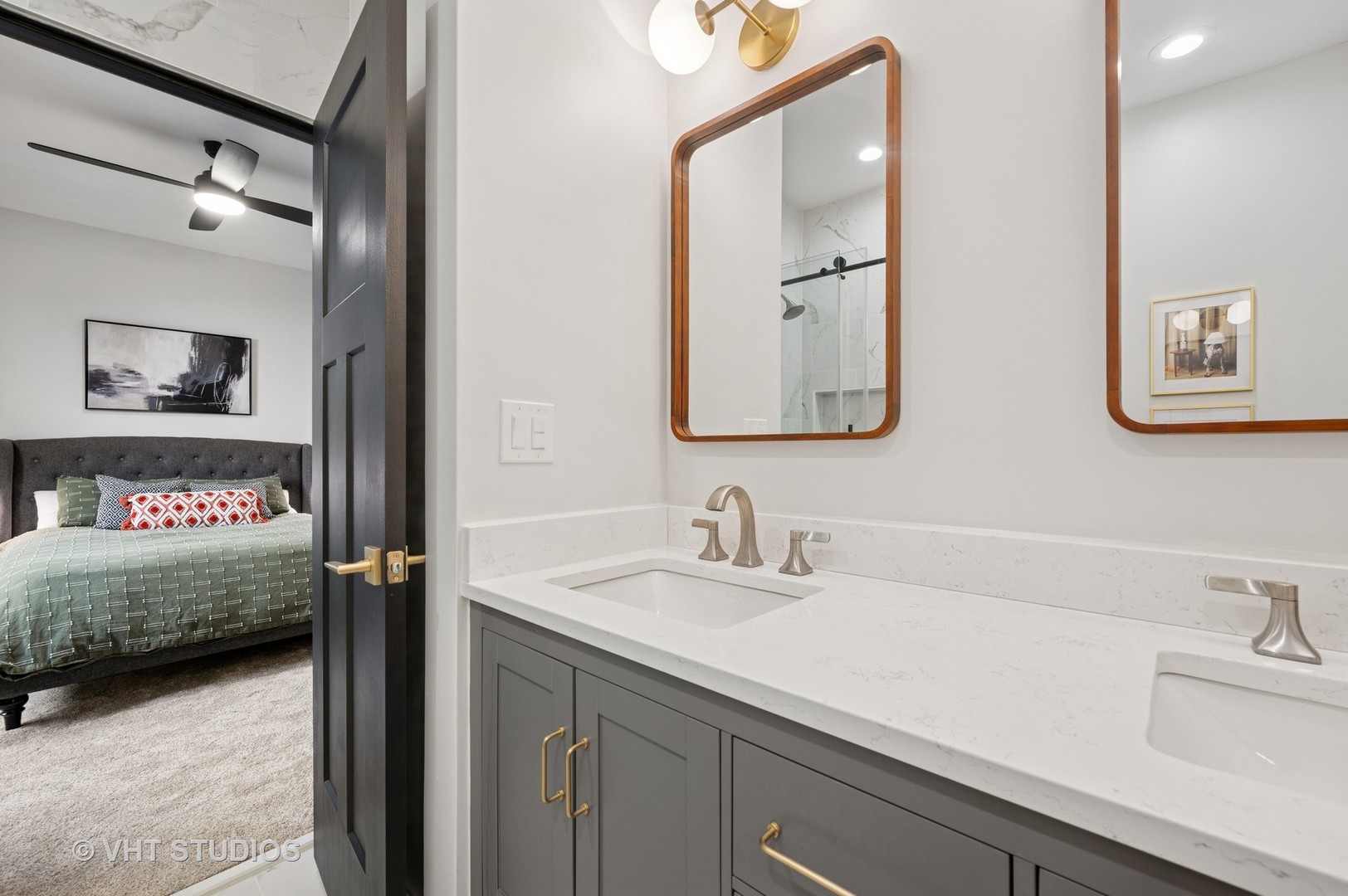 845 West Grace Street, Unit 2W Chicago, IL 60613 - Photo 13 of 21 a en suite bathroom with a sink and a mirror