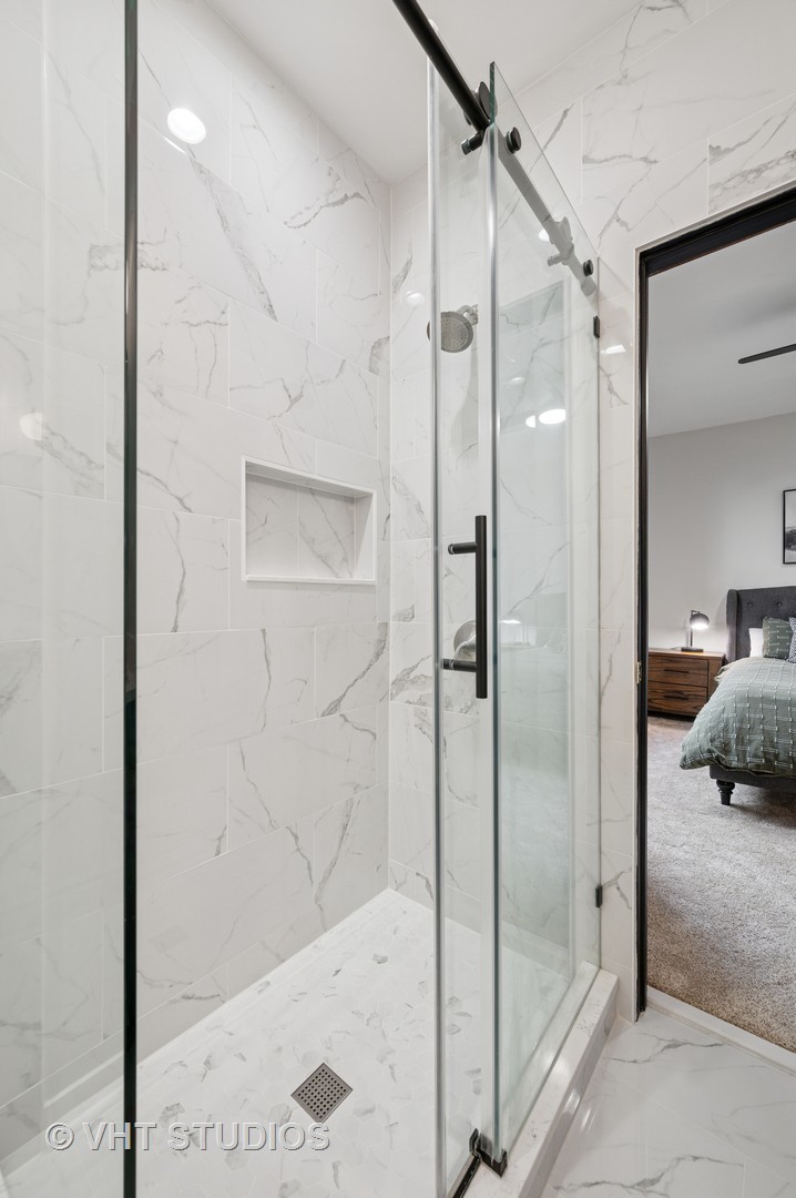 845 West Grace Street, Unit 2W Chicago, IL 60613 - Photo 14 of 21 a bathroom with a tub and shower