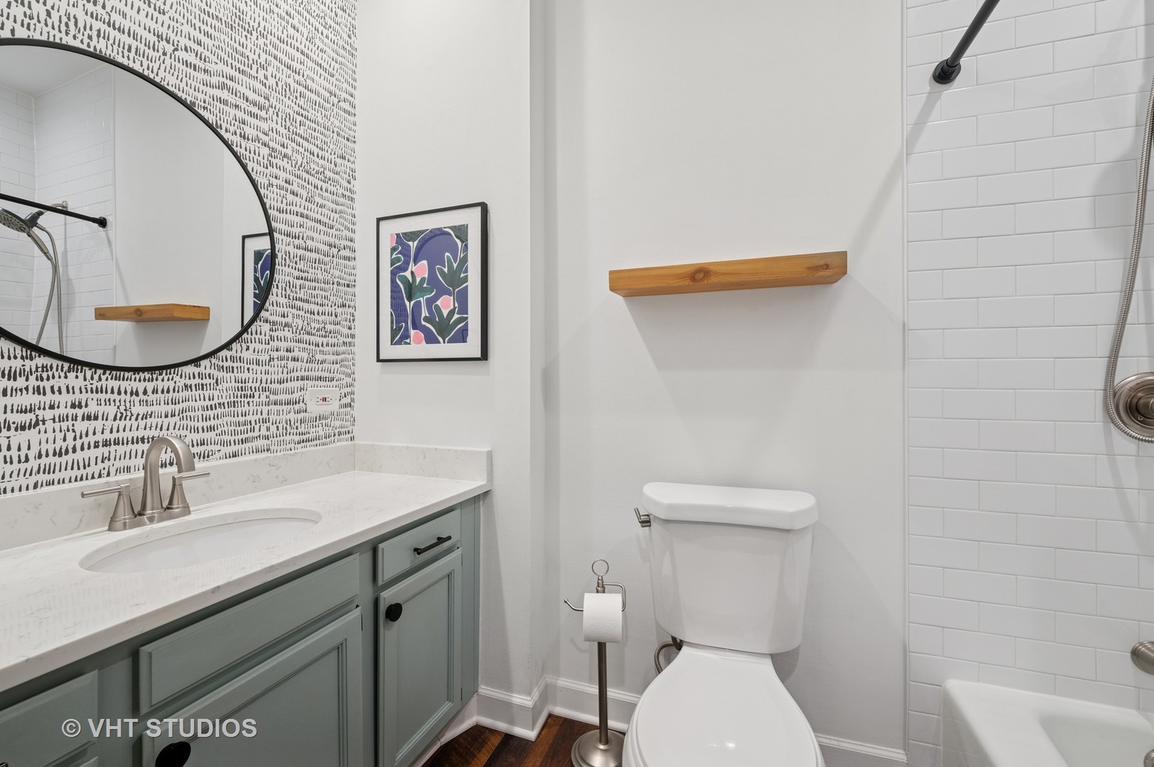 845 West Grace Street, Unit 2W Chicago, IL 60613 - Photo 16 of 21 a bathroom with a toilet a sink and mirror